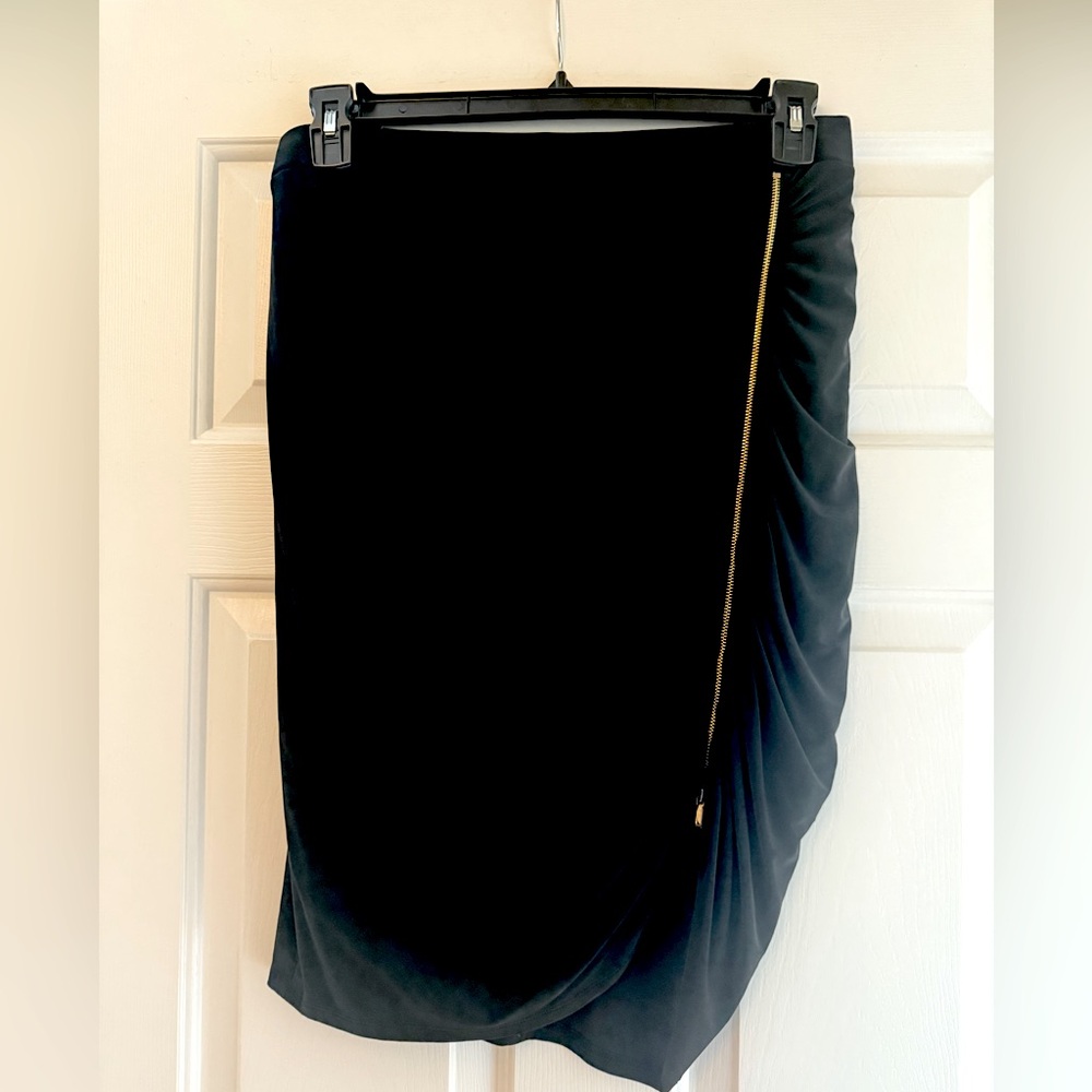 🆕 Elegant Black Ruched Skirt with Gold Zipper